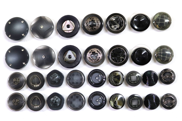 メーカー廃番品　ヴィンテージ　ジルコニア入　アンティークボタン　グレー系GT47　（１６組３２個）　btgt47