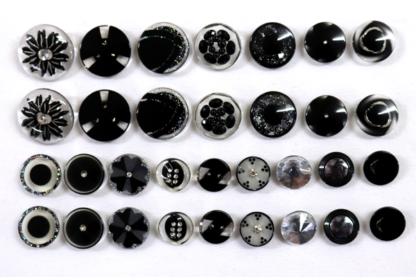メーカー廃番品　ヴィンテージ　ジルコニア入　アンティークボタン　ブラック系GT53　（１６組３２個）　btgt53