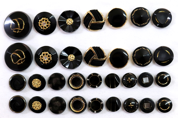 メーカー廃番品　ヴィンテージ　ジルコニア入　アンティークボタン　ブラック・ゴールド系GT57　（１６組３２個）　btgt57