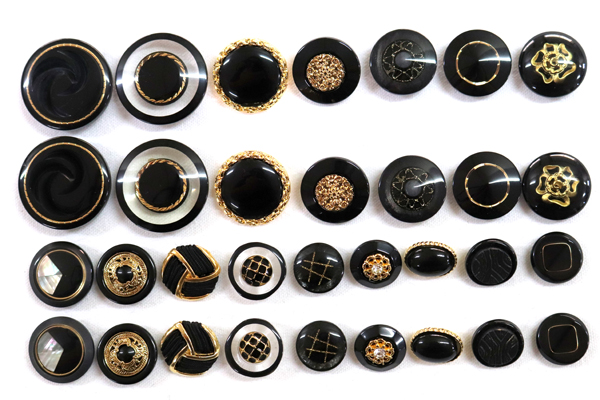 メーカー廃番品　ヴィンテージ　ジルコニア入　アンティークボタン　ブラック・ゴールド系GT58　（１６組３２個）　btgt58