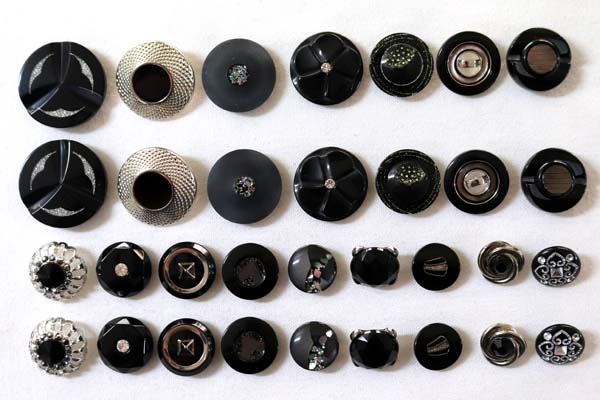 メーカー廃番品　ヴィンテージ　ジルコニア入　アンティークボタン　ブラック・シルバー系GT72　（１６組３２個）　btgt72