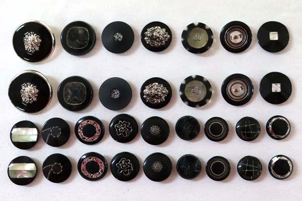 メーカー廃番品　ヴィンテージ　ジルコニア入　アンティークボタン　ブラック・シルバー系GT73　（１６組３２個）　btgt73