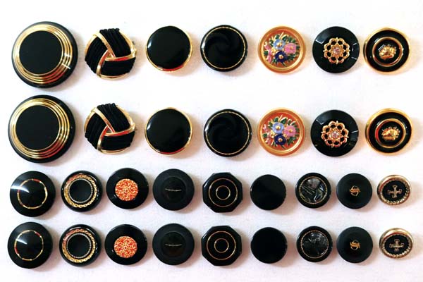 メーカー廃番品　ヴィンテージ　ジルコニア入　アンティークボタン　ブラック×ゴールド系GT75　（１６組３２個）　btgt75