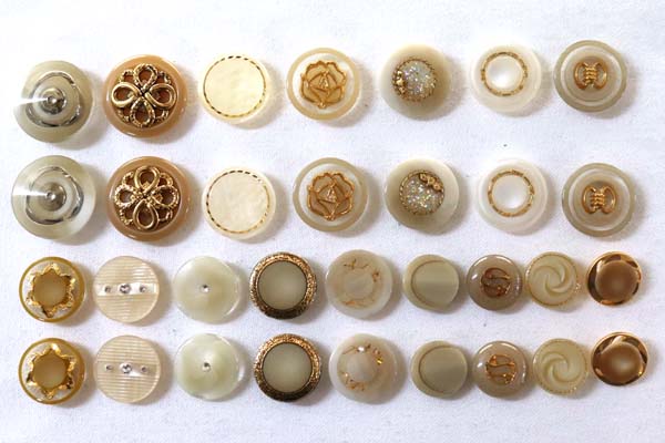 メーカー廃番品　ヴィンテージ　ジルコニア入　アンティークボタン　薄ベージュ×ゴールド系GT82　（１６組３２個）　btgt82