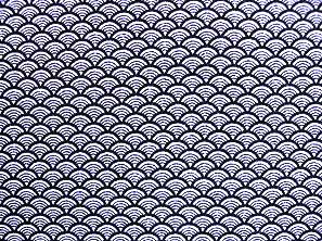 青海波文(せいがいはもん) 波文 波柄 波模様 和風ちりめん生地 紺色・ネイビー　約７０ｃｍ×約５０ｃｍカット　(0643-37)