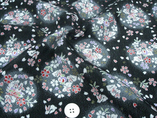 ちりめん友禅・うさぎと小桜柄（黒色地）【和雑貨小物用 ちりめん生地