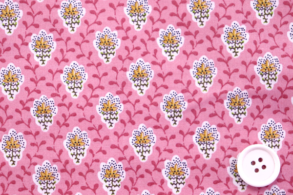 SOULEIADO ソレイアードの生地　プチ・フルール デ シャン 可愛い小花柄 ピンク地に黄色の花弁