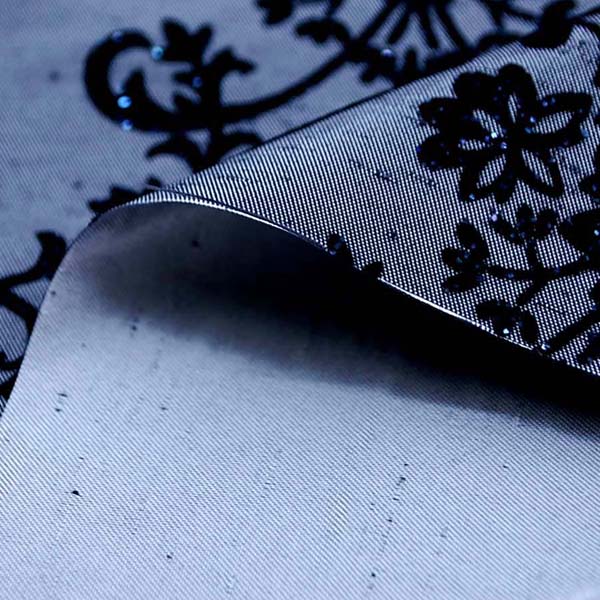 よさこいや舞台衣装に最適な　フロッキー加工のシャンタン　ダマスク調　シルバーグレー