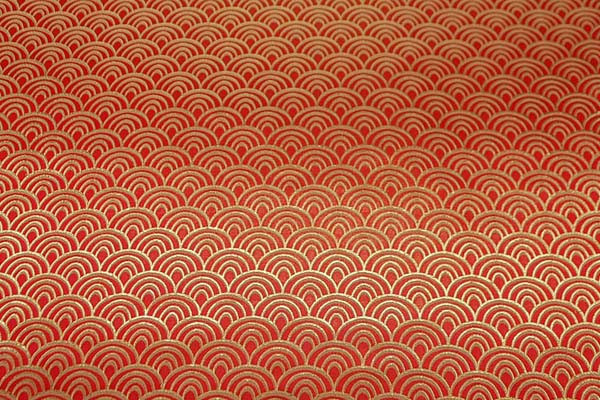 よさこいや舞台衣装に最適な　光沢感のある素材　ラメ入りジャガード　青海波　朱赤×ゴールド