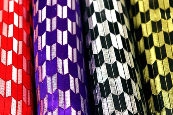 よさこいや舞台衣装に最適な　光沢感のある素材　ラメ入りジャガード　矢絣　集合写真