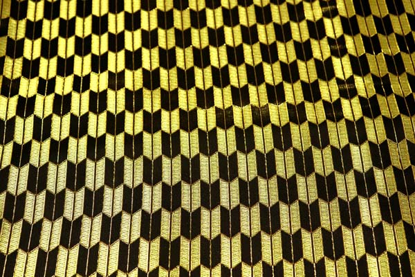 よさこいや舞台衣装に最適な　光沢感のある素材　ラメ入りジャガード　矢絣　金×黒