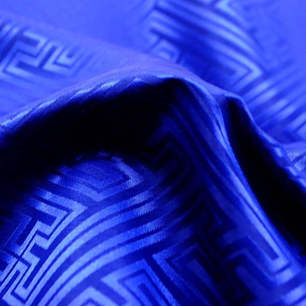 よさこいや舞台衣装に最適な　光沢感のある素材　ポリエステルジャガード　紗綾形　青（ロイヤルブルー）