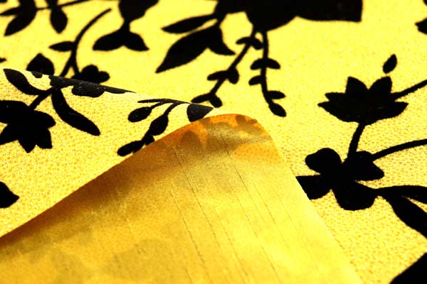 イベントや衣装に最適な光沢感のある素材　フロッキー・ラメ加工のシャンタン　花柄　ゴールド