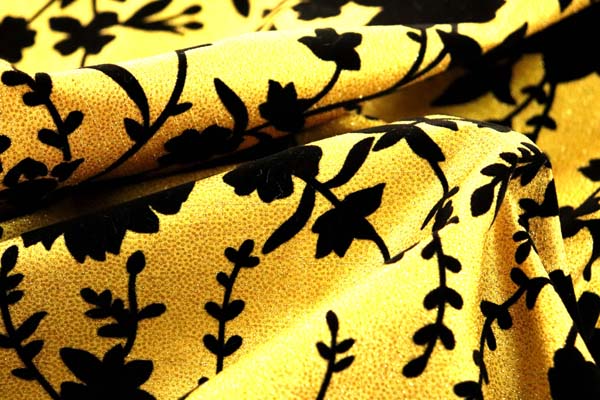 イベントや衣装に最適な光沢感のある素材　フロッキー・ラメ加工のシャンタン　花柄　ゴールド