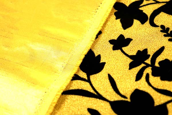 イベントや衣装に最適な光沢感のある素材　フロッキー・ラメ加工のシャンタン　花柄　ゴールド