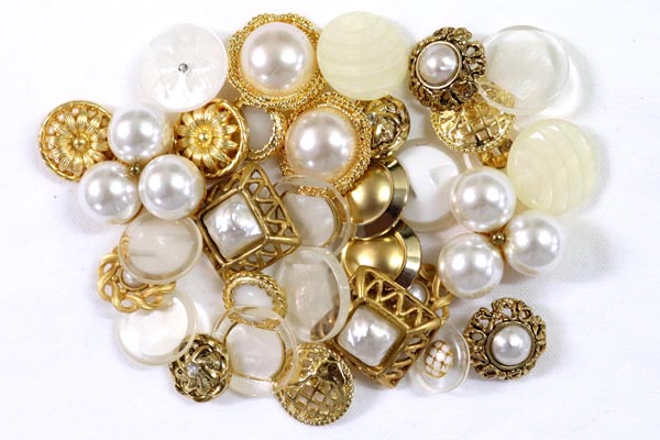 メーカー廃番品　ヴィンテージ　ジルコニア入　アンティークボタン　ホワイト・ゴールド系４１　（１6組）