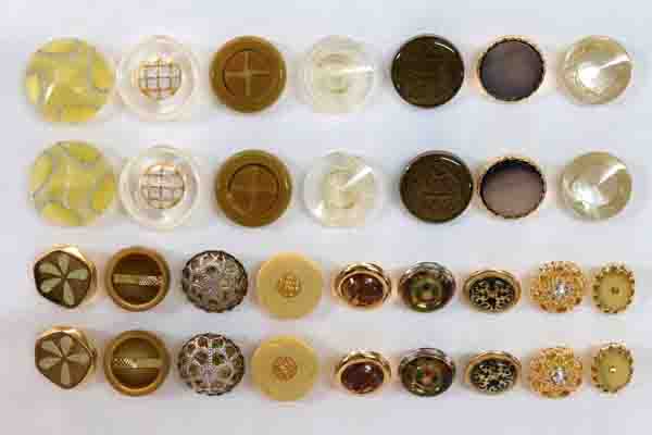 メーカー廃番品　ヴィンテージ　ジルコニア入　アンティークボタン　イエロー系１５　（１６組）
