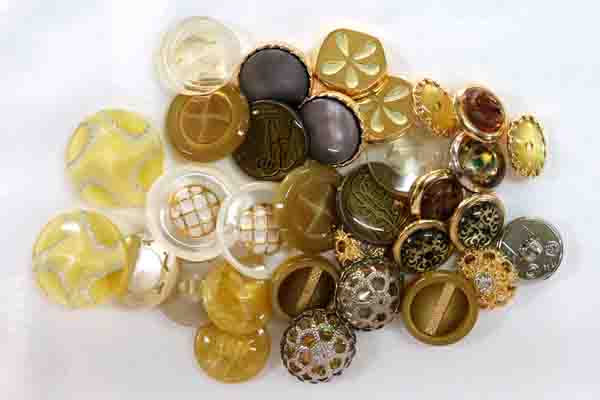 メーカー廃番品　ヴィンテージ　ジルコニア入　アンティークボタン　イエロー系１５　（１６組）