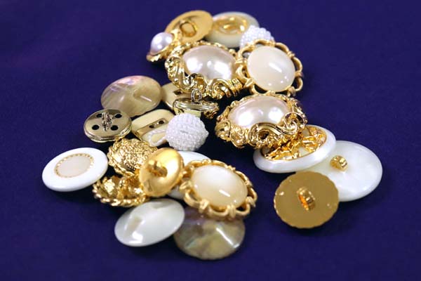 メーカー廃番品　ヴィンテージ　ジルコニア入　アンティークボタン　ゴールド系フェルト