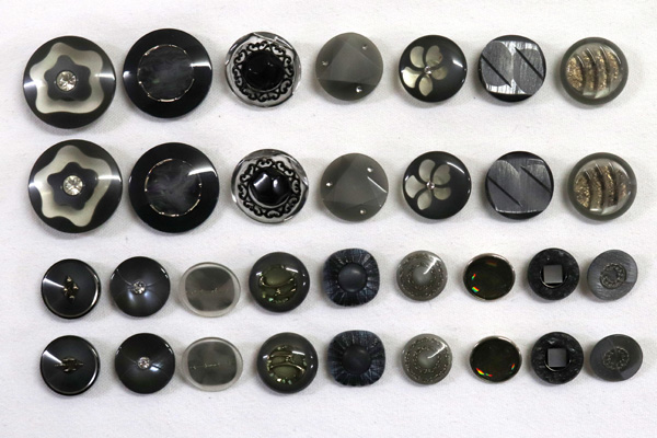 メーカー廃番品　ヴィンテージ　ジルコニア入　アンティークボタン　グレー系３４　（１６組）