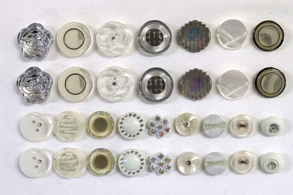 メーカー廃番品　ヴィンテージ　ジルコニア入　アンティークボタン　ホワイト系３６　（１６組）