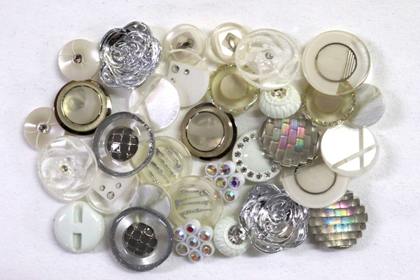 メーカー廃番品　ヴィンテージ　ジルコニア入　アンティークボタン　ホワイト系３６　（１６組）