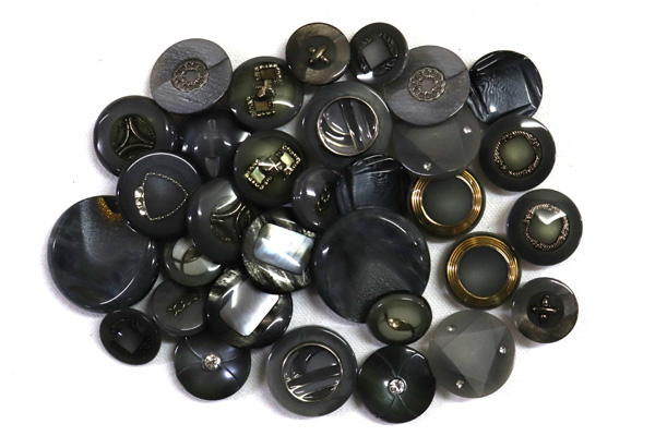 メーカー廃番品　ヴィンテージ　ジルコニア入　アンティークボタン　グレー系４０　（１６組）