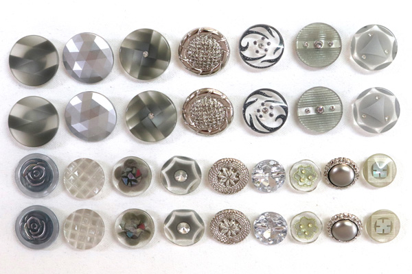 メーカー廃番品　ヴィンテージ　ジルコニア入　アンティークボタン　グレー・シルバー系４１