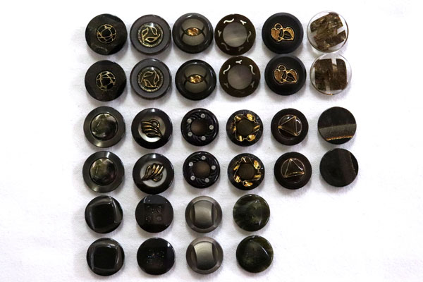 メーカー廃番品　ヴィンテージ　ジルコニア入　アンティークボタン　ダークブラウン系１　（18～22ｍｍ１６組　３２個）