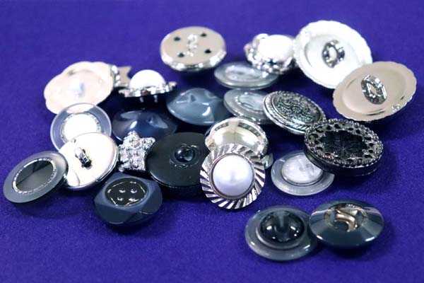 メーカー廃番品　ヴィンテージ　ジルコニア入　アンティークボタン　シルバー系フェルト