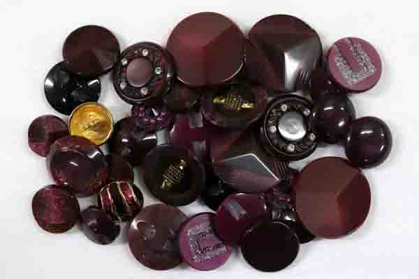 メーカー廃番品　ヴィンテージ　ジルコニア入　アンティークボタン　ダークレッド系５２