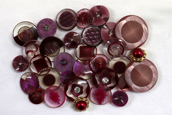 メーカー廃番品　ヴィンテージ　ジルコニア入　アンティークボタン　ダークレッド系５５　（１６組）