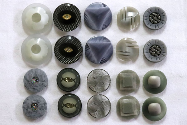 メーカー廃番品　ヴィンテージ　ジルコニア入　アンティークボタン　グレー系３　（23～30ｍｍ１０組　２０個）