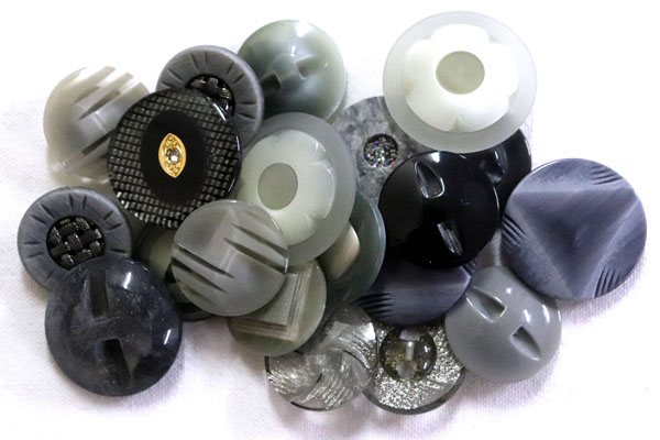 メーカー廃番品　ヴィンテージ　ジルコニア入　アンティークボタン　グレー系３　（23～30ｍｍ１０組　２０個）