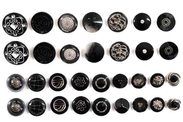 メーカー廃番品　ヴィンテージ　ジルコニア入　アンティークボタン　ブラック・シルバー系３２