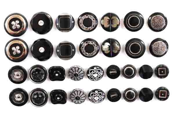 メーカー廃番品　ヴィンテージ　ジルコニア入　アンティークボタン　ブラック・シルバー系３３