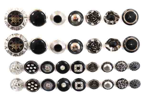 メーカー廃番品　ヴィンテージ　ジルコニア入　アンティークボタン　ブラック・シルバー系３４