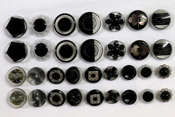 メーカー廃番品　ヴィンテージ　ジルコニア入　アンティークボタン　ブラック系３８　（１６組）