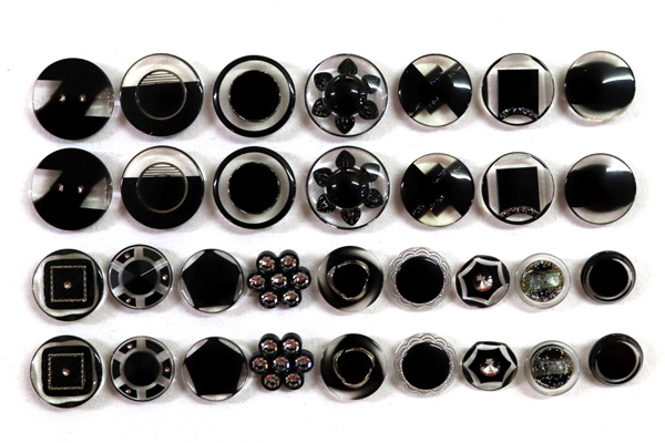 メーカー廃番品　ヴィンテージ　ジルコニア入　アンティークボタン　ブラック系４６　（１６組）