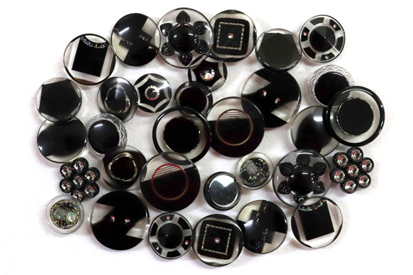 メーカー廃番品　ヴィンテージ　ジルコニア入　アンティークボタン　ブラック系４６　（１６組）