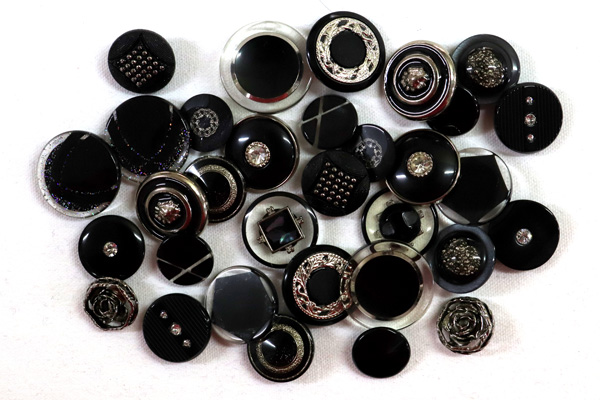 メーカー廃番品　ヴィンテージ　ジルコニア入　アンティークボタン　ブラック系４７　（１６組）