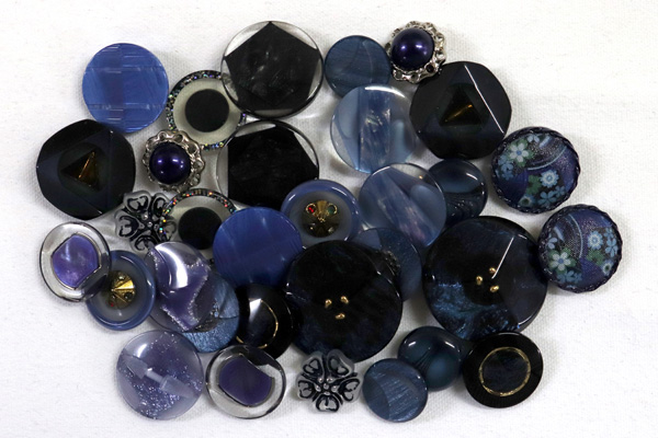 メーカー廃番品　ヴィンテージ　ジルコニア入　アンティークボタン　ネイビー系４２　（１６組）