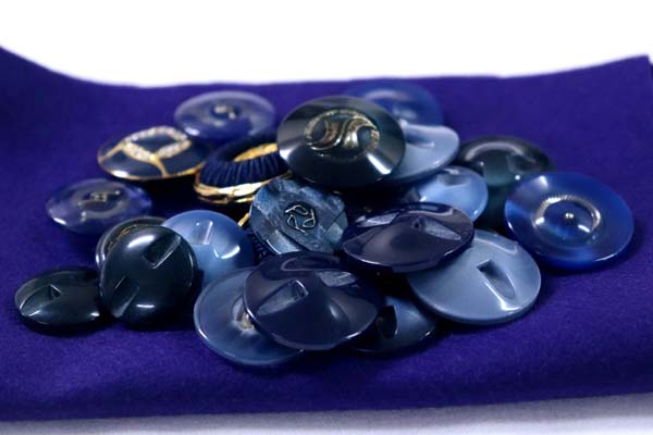 メーカー廃番品　ヴィンテージ　ジルコニア入　アンティークボタン　ブルー・ネイビー系フェルト