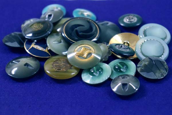 メーカー廃番品　ヴィンテージ　ジルコニア入　アンティークボタン　グリーン系フェルト