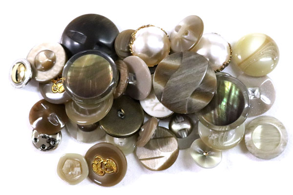 メーカー廃番品　ヴィンテージ　ジルコニア入　アンティークボタン　ベージュ系４５