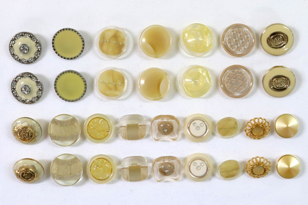 メーカー廃番品　ヴィンテージ　ジルコニア入　アンティークボタン　イエローベージュ系６１