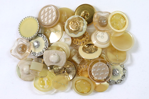 メーカー廃番品　ヴィンテージ　ジルコニア入　アンティークボタン　イエローベージュ系６１