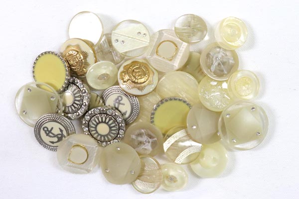 メーカー廃番品　ヴィンテージ　ジルコニア入　アンティークボタン　ベージュ系６４　（１6組）