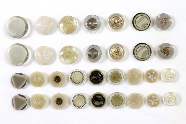 メーカー廃番品　ヴィンテージ　ジルコニア入　アンティークボタン　ベージュ系６５　（１6組）