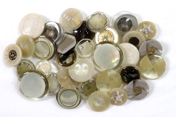 メーカー廃番品　ヴィンテージ　ジルコニア入　アンティークボタン　ベージュ系６５　（１6組）